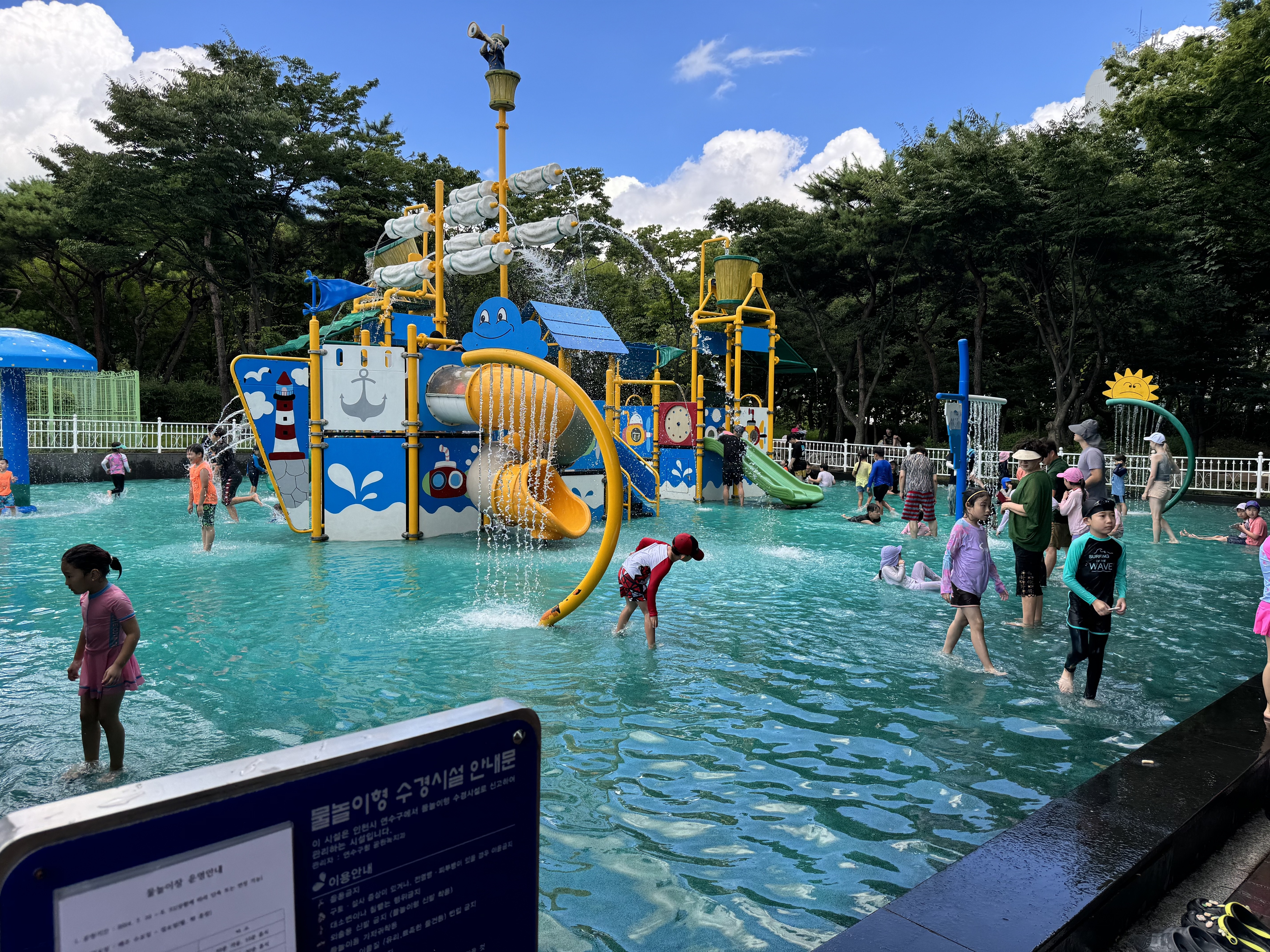 연수구는 오는 7월 9일부터 8월 31일까지 문화공원을 포함한 지역 내 5곳의 물놀이장을 무료로 운영한다